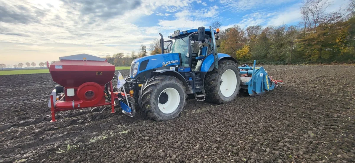 New Holland met rode fronttank en blauwe Imants spitmachine