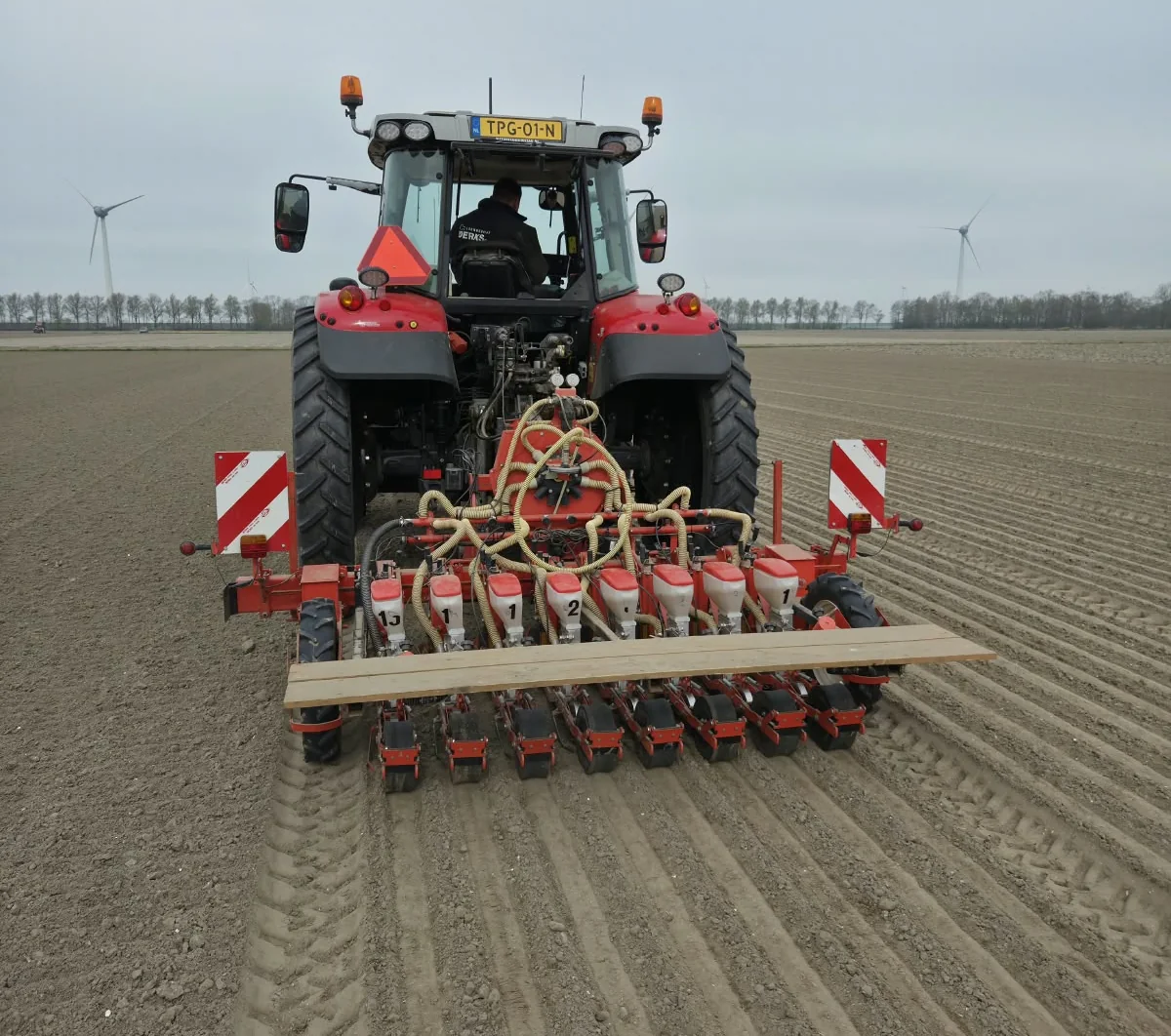 Achteraanzicht van een tractor met meerrijige zaaimachine