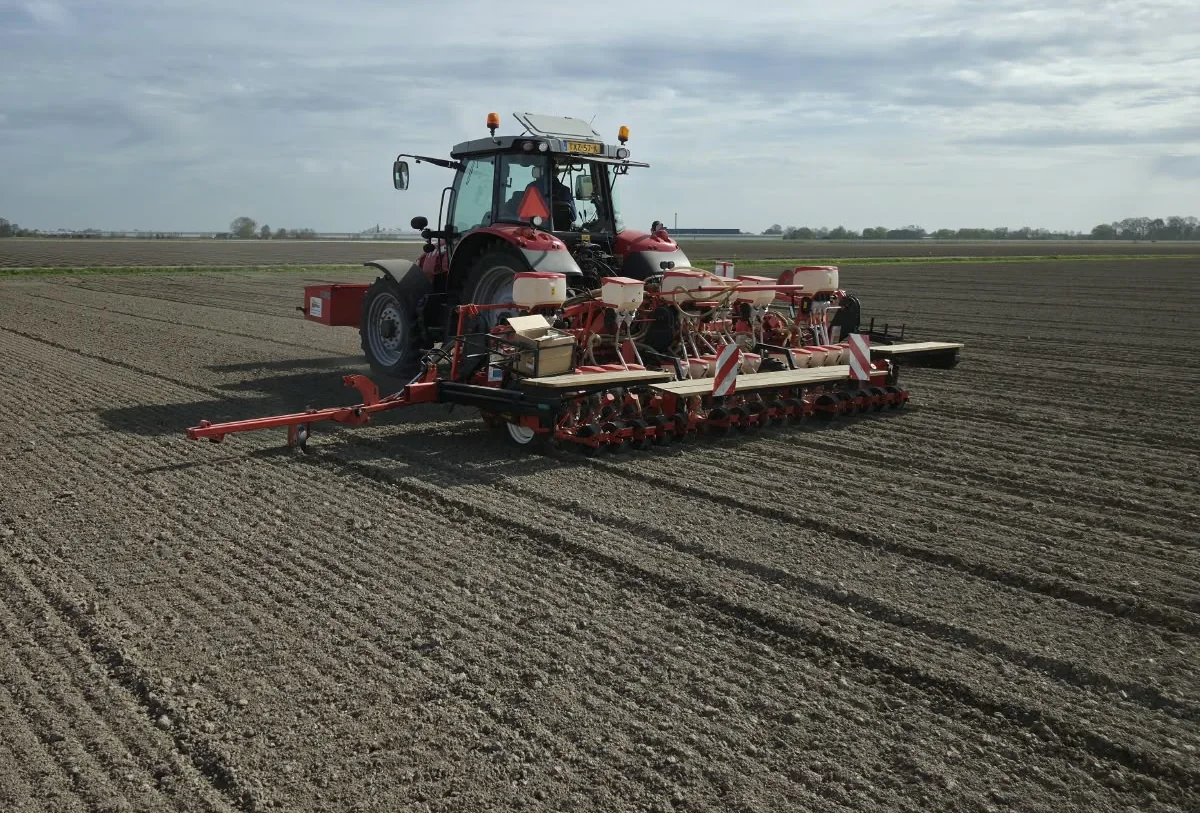 Loonbedrijf Derks zaait met een tractor en meerrijige zaaimachine