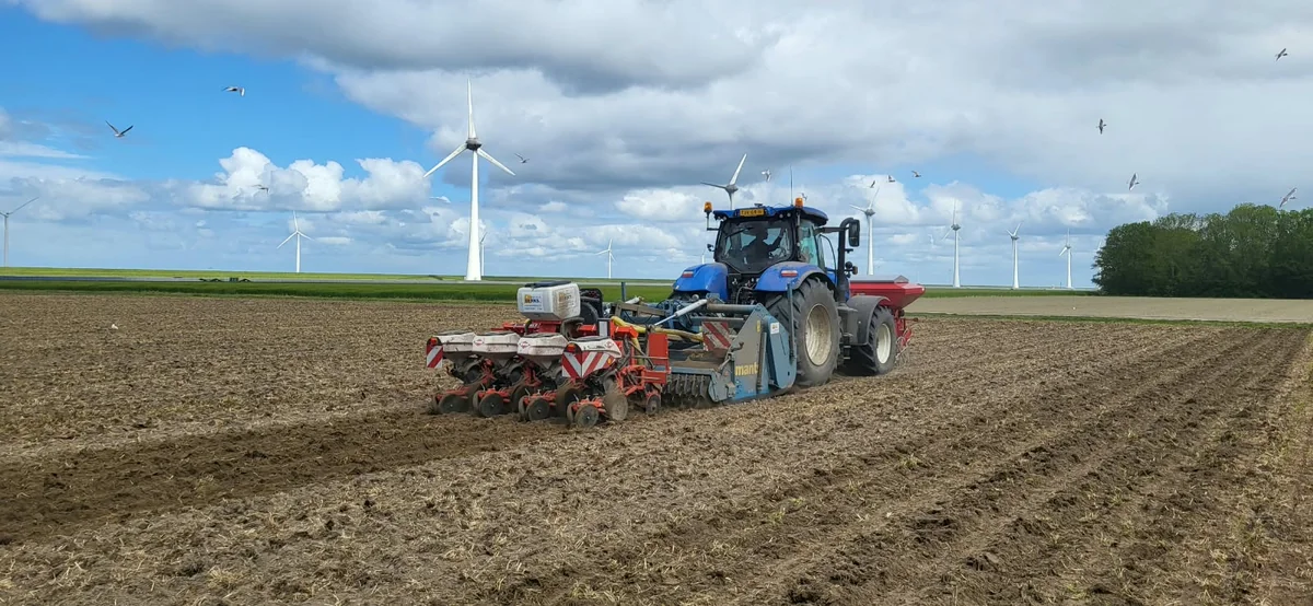 New Holland met Imants spitmachine en zaaimachine aan het werk