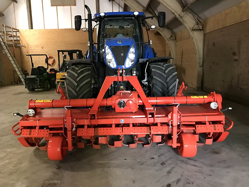 Rode Kuhn frees achter de trekker in de loods